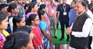 मुख्यधारा की ओर लौटता विश्वास : 140 आत्मसमर्पित नक्सलियों ने मुख्यमंत्री से की मुलाकात