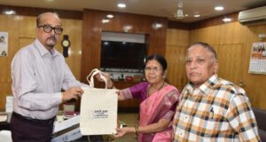 राज्यपाल श्री डेका से नो प्लास्टिक कैंपेन की ब्रांड एंबेसडर श्रीमती आप्टे ने की मुलाकात