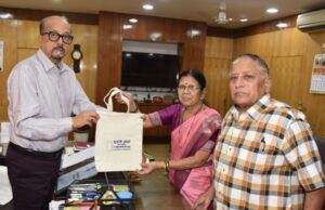 राज्यपाल श्री डेका से नो प्लास्टिक कैंपेन की ब्रांड एंबेसडर श्रीमती आप्टे ने की मुलाकात