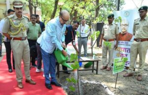 राज्यपाल श्री रमेन डेका ने ली रायपुर जिले में विकासखंड स्तरीय समीक्षा बैठक
