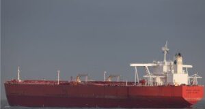 खंडवा में पेट्रोल पंप पर लंबी लाइन, उधर खर्ग तेल से लबालब, स्टोरेज के लिए ईरान ने 30 साल पुराना जहाज निकाला