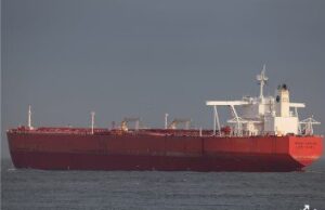 खंडवा में पेट्रोल पंप पर लंबी लाइन, उधर खर्ग तेल से लबालब, स्टोरेज के लिए ईरान ने 30 साल पुराना जहाज निकाला