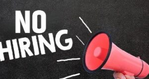 टीसीएस, इन्फोसिस, एचसीएल, विप्रो और टेक महिंद्रा सभी ने रोक दी हायरिंग! 7,389 कर्मचारियों को निकाल भी दिया