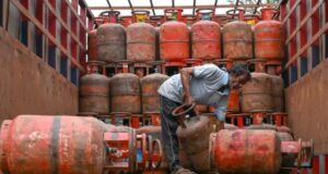 एलपीजी बुकिंग पर कंपनियों का खेल! 10 दिन लेट बुक हो रहा दूसरा सिलेंडर, कई शहरों में देर से हो रही डिलीवरी