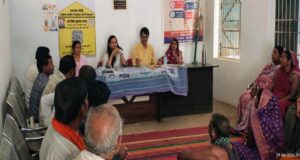 विशेष ग्राम सभा में ग्रामवासियों को जनगणना के सम्बन्ध किया जा रहा है जागरुक