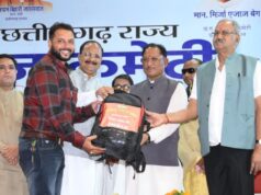 मुख्यमंत्री श्री विष्णु देव साय ने हज यात्रियों को वितरित किया फर्स्ट एड किट: सफल हज यात्रा के लिए शुभकामना देकर यात्रियों का किया स्वागत