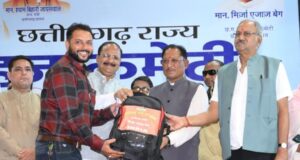 मुख्यमंत्री श्री विष्णु देव साय ने हज यात्रियों को वितरित किया फर्स्ट एड किट: सफल हज यात्रा के लिए शुभकामना देकर यात्रियों का किया स्वागत