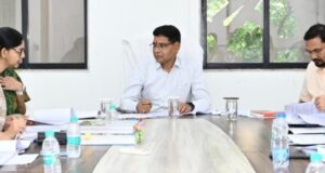 राजस्व कार्यों में ढिलाई पर सख्त:लंबित प्रकरणों के निपटारे और राजस्व वसूली में तेजी लाने मंत्री ने दिए निर्देश