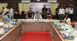 राज्यपाल श्री रमेन डेका ने ली ब्लॉक स्तरीय प्रशासनिक अधिकारियों की समीक्षा बैठक