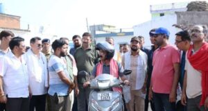 स्कूटी पर निकले उप मुख्यमंत्री श्री अरुण साव, नगर भ्रमण कर विकास कार्यों का लिया जायजा
