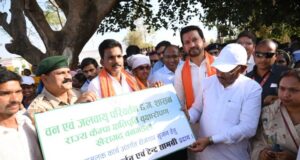 मुख्यमंत्री श्री विष्णु देव साय ने समाज प्रमुख को सौंपा टेंट एवं बर्तन सामग्री, ग्राम आमगांव में बढ़ेगा रोजगार