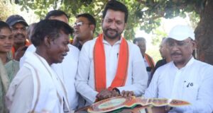 सुशासन तिहार : मुख्यमंत्री श्री विष्णु देव साय ने पीएम जनमन के हितग्राही को सौंपी खुशियों की चाबी