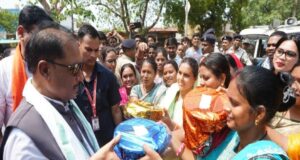 गांव की चौपाल में दिखी मुख्यमंत्री की सादगी और संवेदनशीलता