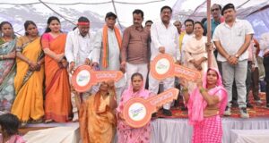 सुशासन तिहार 2026 : मंत्री दयाल दास बघेल ने झांकी शिविर में हितग्राहियों को वितरित किए प्रमाण पत्र, कार्ड एवं आवास की चाबियां