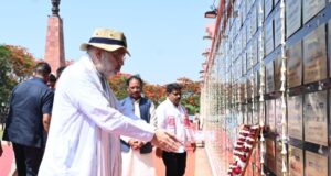 केंद्रीय गृहमंत्री श्री अमित शाह ने अमर वाटिका में शहीदों को दी श्रद्धांजलि, परिजनों से की आत्मीय मुलाकात