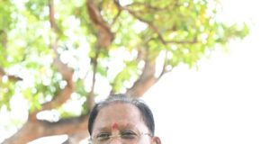 आम की छांव में मुख्यमंत्री की चौपाल : खाट पर बैठे, ग्रामीणों की सुनी बात, मौके पर दिए समाधान