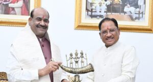लोकसभा अध्यक्ष श्री ओम बिरला ने मुख्यमंत्री श्री विष्णु देव साय से की सौजन्य भेंट