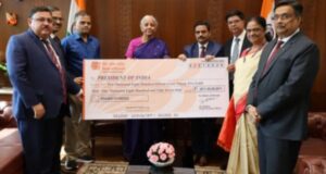 सरकार को अचानक मिले ₹9,400 करोड़! वित्त मंत्री ने चेक के साथ खिंचाई फोटो, कहां से आया ये पैसा