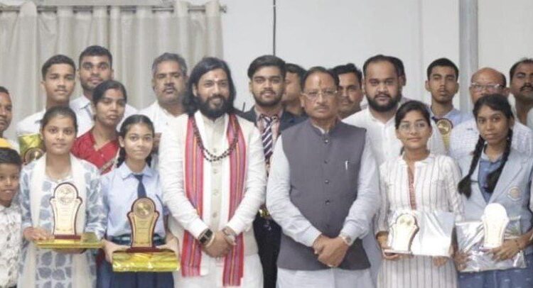 मुख्यमंत्री श्री विष्णुदेव साय ने मेधावी विद्यार्थियों का किया सम्मान