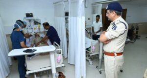 पुलिस कमिश्नर श्री संजीव शुक्ला ने अस्पताल पहुंचकर घायल पुलिस जवानों का जाना हाल