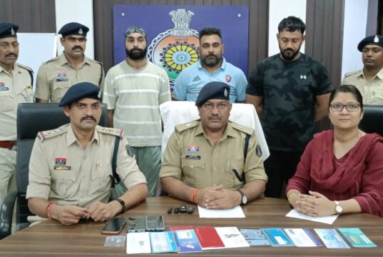 पॉलिसी रिफंड के नाम पर 1.60 करोड़ के साइबर ठगी के मामले में दुर्ग पुलिस ने दिल्ली से 03 आरोपी को किया गिरफ्तार