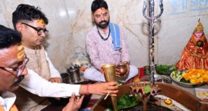 रायगढ़ के वार्ड क्रमांक 9 स्थित मंदिर में वित्त मंत्री श्री ओपी चौधरी ने की भगवान शिव की पूजा-अर्चना