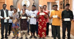 बंदूक छोड़ आत्मसम्मान का रास्ता