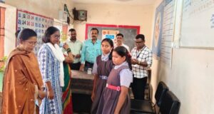 राष्ट्रीय कृमि मुक्ति दिवस पर दंतेवाड़ा के स्कूलों में बच्चों को खिलाई गई कृमिनाशक दवा