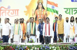 मुख्यमंत्री श्री विष्णु देव साय ने हाथ में तिरंगा थामकर किया भव्य तिरंगा यात्रा का नेतृत्व