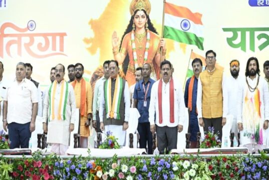 मुख्यमंत्री श्री विष्णु देव साय ने हाथ में तिरंगा थामकर किया भव्य तिरंगा यात्रा का नेतृत्व