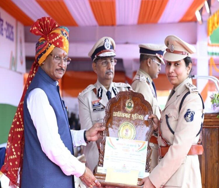 मुख्यमंत्री श्री विष्णु देव साय के करकमलों से उत्कृष्ट सेवा के लिए सम्मानित हुए पुलिस एवं नगर सेना के अधिकारी-कर्मचारी