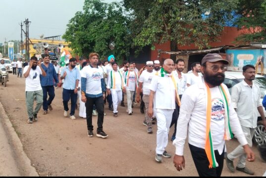 भिलाई बचाओ पदयात्रा’ पहुंची कुम्हारी कांग्रेसी कार्यकर्ताओं ने कदम से कदम मिलाकर साथ चलने की कही बात।