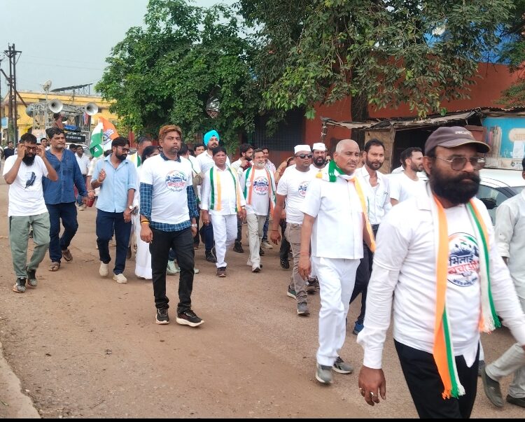 भिलाई बचाओ पदयात्रा’ पहुंची कुम्हारी कांग्रेसी कार्यकर्ताओं ने कदम से कदम मिलाकर साथ चलने की कही बात।