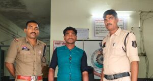 महिला व्दारा बातचीत बंद किये जाने पर बैटरी एसिड डालकर गंभीर रूप से घायल करने वाले आरोपी को नंदनी पुलिस ने किया गिरफ्तार