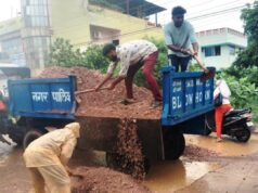 शिकायत मिलते पर निगम ने सड़कों के गड्ढों में मलबा डालकर बनाया डब्ल्यूएमएम, किया फिलिंग कार्य