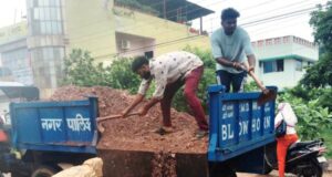 शिकायत मिलते पर निगम ने सड़कों के गड्ढों में मलबा डालकर बनाया डब्ल्यूएमएम, किया फिलिंग कार्य