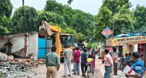 सीएम पोर्टल की शिकायत पर निगम की त्वरित कार्रवाई, शासकीय स्कूल की बाउंड्रीवाल से हटाया अवैध कब्जा