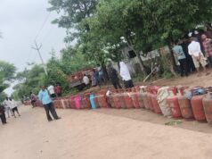 गैस सिलेंडर वितरण में देरी से भड़का आक्रोश, उपभोक्ताओं ने किया चक्काजाम