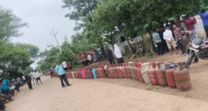 गैस सिलेंडर वितरण में देरी से भड़का आक्रोश, उपभोक्ताओं ने किया चक्काजाम