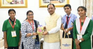 राष्ट्रपति से भेंट कर लौटे प्रतिभावान विद्यार्थियों ने मुख्यमंत्री श्री विष्णु देव साय से की सौजन्य मुलाकात