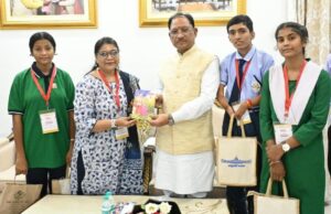 राष्ट्रपति से भेंट कर लौटे प्रतिभावान विद्यार्थियों ने मुख्यमंत्री श्री विष्णु देव साय से की सौजन्य मुलाकात