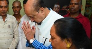 राज्यपाल श्री रमेन डेका ने पद्म विभूषण स्व. डॉ. तीजन बाई के गृह ग्राम गनियारी पहुंचकर दी श्रद्धांजलि