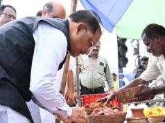 सड़क किनारे पसरे पर अचानक पहुंचे मुख्यमंत्री श्री विष्णु देव साय, मीरा के पसरे से खरीदा ‘आशीर्वाद का दीया’