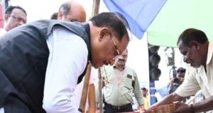 सड़क किनारे पसरे पर अचानक पहुंचे मुख्यमंत्री श्री विष्णु देव साय, मीरा के पसरे से खरीदा ‘आशीर्वाद का दीया’