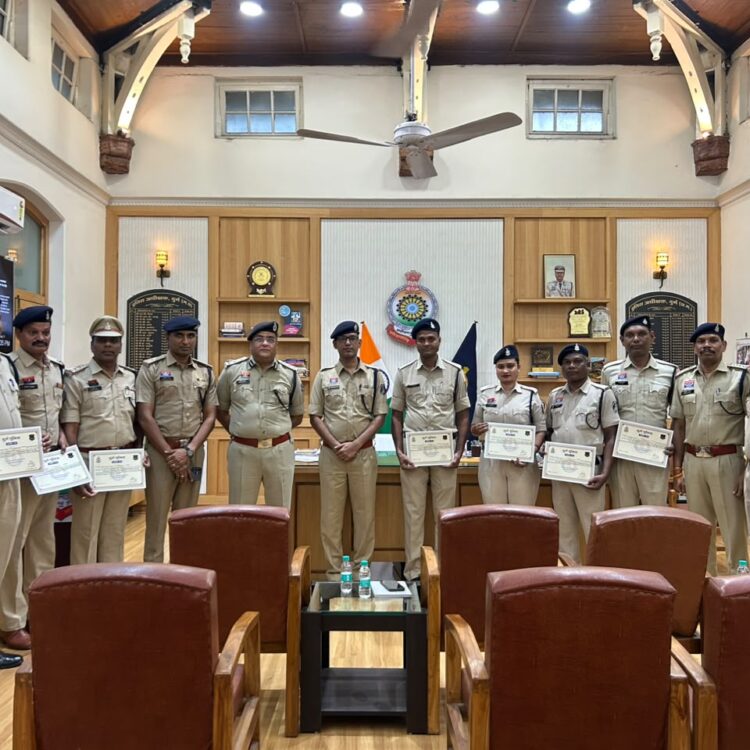 पॉक्सो प्रकरण में मृत्युदंड दिलाने वाली विवेचना टीम सम्मानित, वरिष्ठ पुलिस अधीक्षक ने अधिकारियों एवं कर्मचारियों को किया सम्मानित