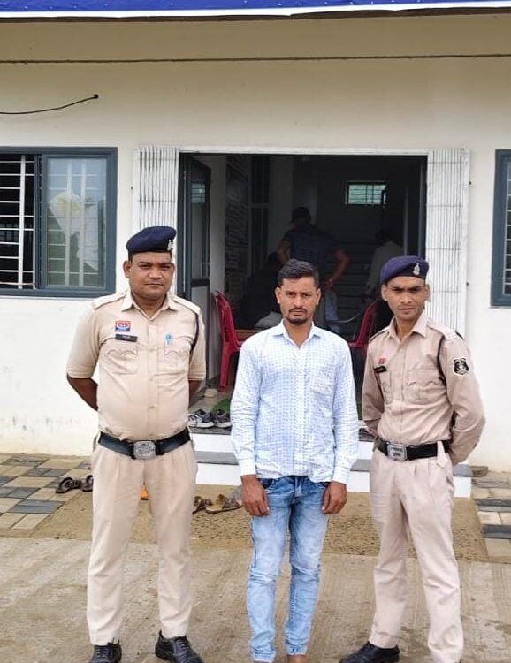 ▪️ छठ्ठी कार्यक्रम में युवती पर अश्लील टिप्पणी का विरोध करने पर ब्लेड से हमला, मगरलोड पुलिस ने आरोपी को किया गिरफ्तार