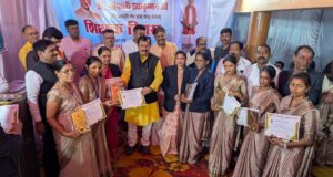शिक्षक दिवस पर शिक्षकों का सम्मान, सांसद विजय बघेल ने भेंट किए प्रशंसा पत्र