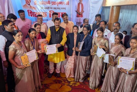 शिक्षक दिवस पर शिक्षकों का सम्मान, सांसद विजय बघेल ने भेंट किए प्रशंसा पत्र