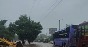 🚨 ट्रैफिक एडवाइजरी रायपुर–दुर्ग हाईवे पर चंदनडीह में जलभराव के कारण यातायात प्रभावित, नागरिकों की परेशानी बढ़ी
