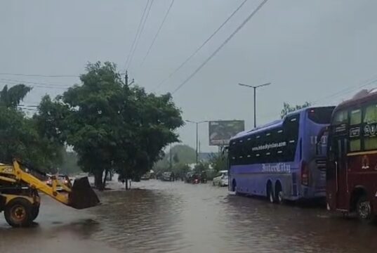 🚨 ट्रैफिक एडवाइजरी रायपुर–दुर्ग हाईवे पर चंदनडीह में जलभराव के कारण यातायात प्रभावित, नागरिकों की परेशानी बढ़ी